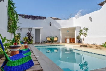 SEYYIDA**** & UZURI VILLA ****